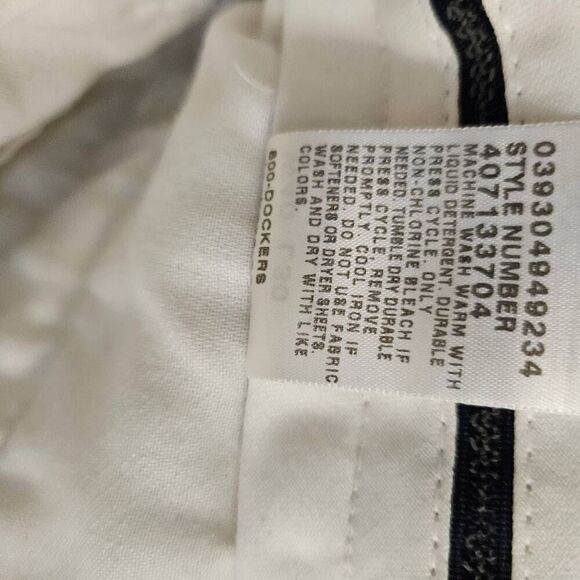 Dockers Golf mens pants, cream flat front.  Size 40 X 30.  # 827. - Picture 6 of 6